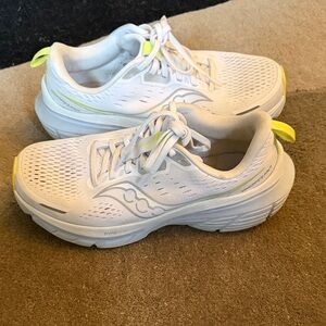 Saucony women’s sneakers guide 18